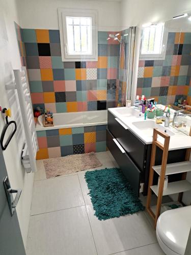 une salle de bain avec un lavabo et une baignoire dans l'établissement Villa avec piscine à Montolieu, à Montolieu