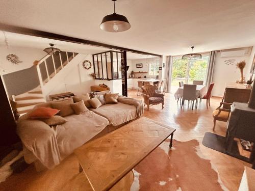 Χώρος καθιστικού στο Villa avec piscine à Montolieu