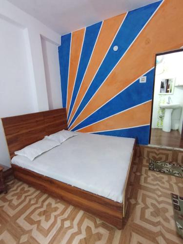 a bed in a room with at Kanhaiya Home Stay Guptkashi Kedarnath Road in Gupta Kāshi