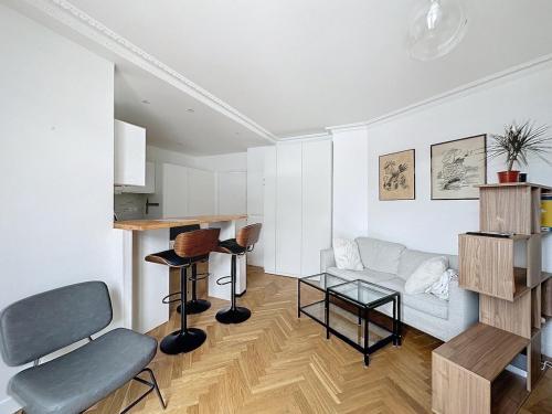 un salon avec un canapé et une table dans l'établissement Paris 8 Madeleine beauty, à Paris