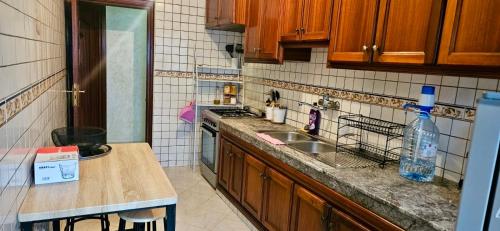 una cocina con fregadero y encimera en Appartement lumineux à Rabat, en Rabat