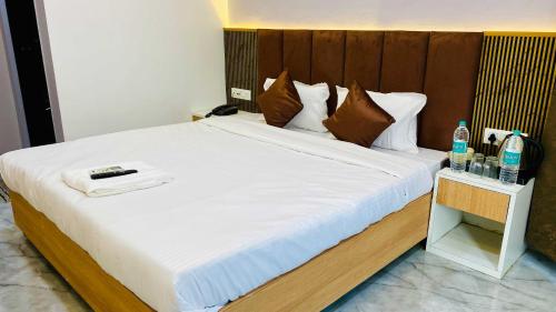 Postel nebo postele na pokoji v ubytování Hotel Suraj Palace