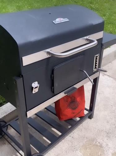 a grill sitting on a table with a red bucket at Iskra DDUR in Gornji Milanovac