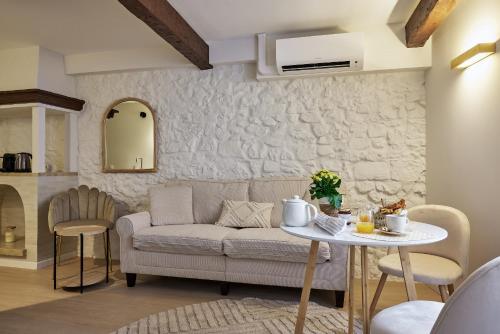 un salon avec un canapé et une table dans l'établissement Old Town Apartments By Villa Botanica, à Cannes