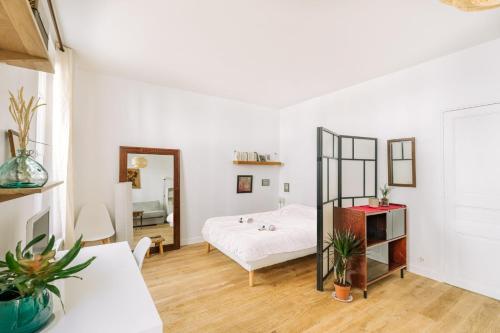 une chambre avec un lit et un miroir dans l'établissement GuestReady - Stylish comfort near Montsouris, à Paris