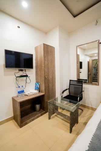 sala de estar con escritorio y espejo en The Aksh Residency, en Ranchi