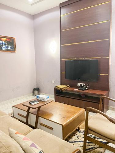 カノにあるSR Apartmentsのソファとテレビのあるリビングルーム