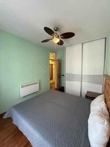 Tempat tidur dalam kamar di Coasthouse Budva