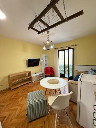ein Wohnzimmer mit einem Tisch und einem Sofa in der Unterkunft Coasthouse Budva in Budva