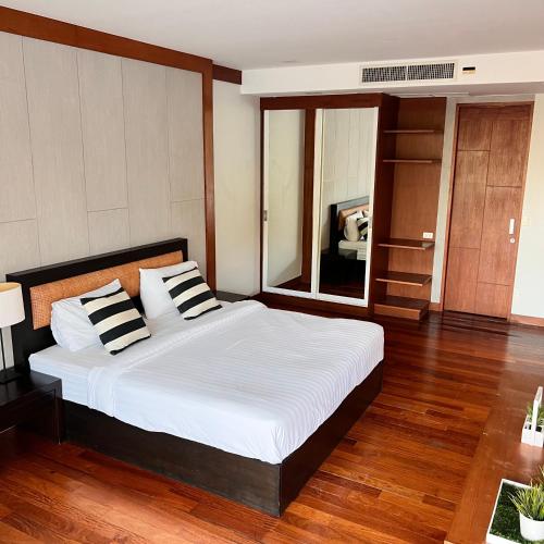 Ένα ή περισσότερα κρεβάτια σε δωμάτιο στο Q Kata Residence