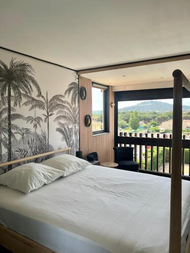 une chambre avec un lit et une grande fenêtre dans l'établissement Cap d'agde Village naturiste Studio Shabby Chic, au Cap d'Agde