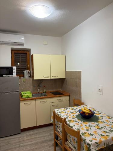 ロパールにあるApartman Ivčeのキッチン(テーブル、フルーツボウル付)