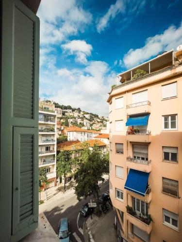 une vue depuis une fenêtre d'un bâtiment dans l'établissement Typical Nice neighborhood 15 min from beach, à Nice