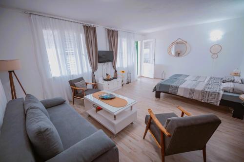 Una cama o camas en una habitación de Odisea House