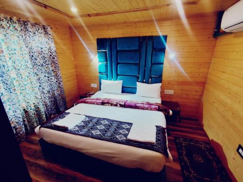 Postel nebo postele na pokoji v ubytování Birdsong Pahalgam