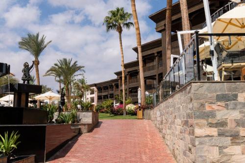 シャルム・エル・シェイクにあるRoyal Savoy Sharm El Sheikhのヤシの木の前の通路