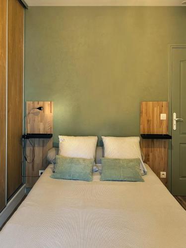 une chambre avec un grand lit avec deux oreillers dans l'établissement Famille SABLJAK, à Marles-en-Brie