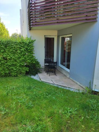 un patio d'une maison avec une table et des chaises dans l'établissement Appartement vannes cosy, à Vannes