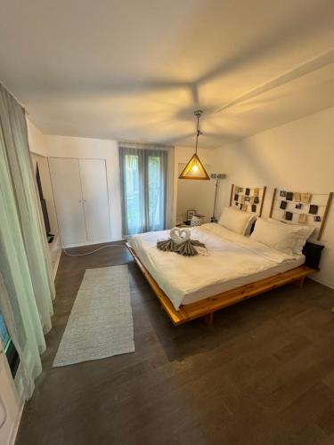 ブカレストにあるBucharest Designer Villaの部屋の中に大きなベッドがある寝室