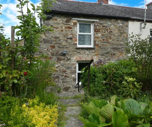 an old stone house in the garden at Craiglea St Dogmaels in Saint Dogmaels