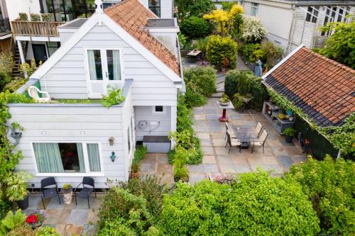 an overhead view of a white house with a patio at Munnik's Hof in Amsterdam