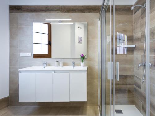 łazienka z białą umywalką i prysznicem w obiekcie Apartamento Minimalista con Terraza, WiFi y a 1 Minuto de la Playa - ES-279-4 w mieście Garachico