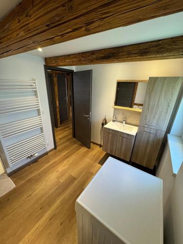 une salle de bain avec un lavabo et un miroir dans l'établissement Maison Alsacienne Centre Alsace, à Hilsenheim