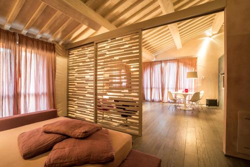 Villa del MonteにあるSteccaia Holiday Homeのベッドルーム1室(ベッド1台、テーブル付)