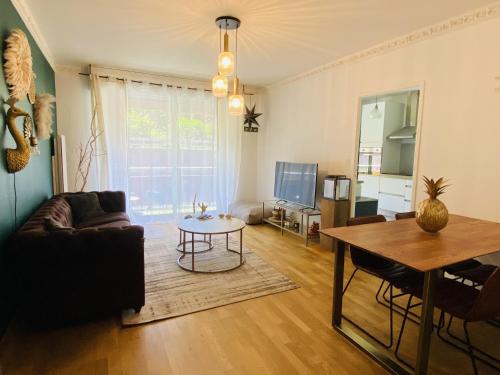 un salon avec un canapé et une table dans l'établissement LE St LAURENT, à Rodez