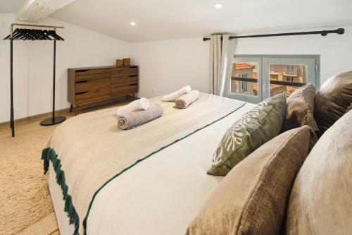 Cette chambre comprend un grand lit et un canapé. dans l'établissement Saint Tropez 104 rue Allard 3e D, à Saint-Tropez