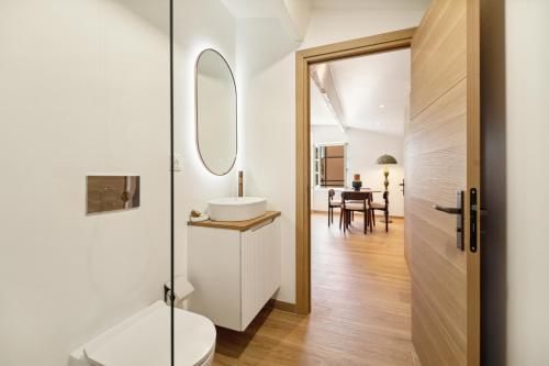 une salle de bain avec un lavabo, des toilettes et un miroir dans l'établissement Saint Tropez 104 rue Allard 3e D, à Saint-Tropez