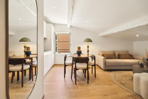 un salon avec une table, des chaises et un canapé dans l'établissement Saint Tropez 104 rue Allard 3e D, à Saint-Tropez