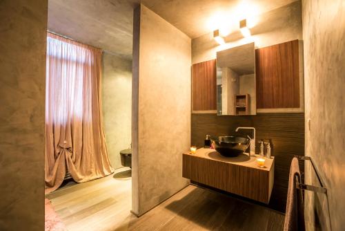 een badkamer met een wastafel en een raam bij Steccaia Holiday Home in Villa del Monte