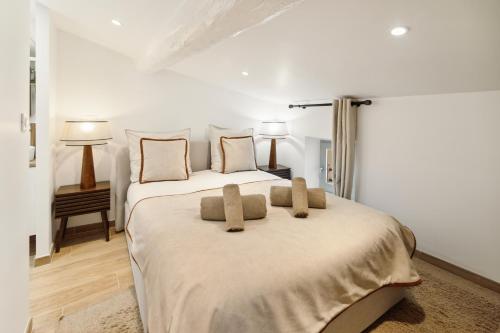- une chambre blanche avec un grand lit et 2 oreillers dans l'établissement Saint Tropez 104 rue Allard 3e G, à Saint-Tropez