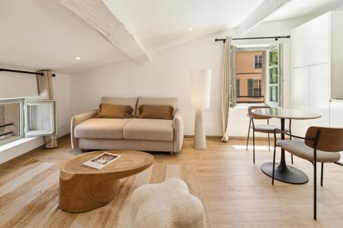 un salon avec un canapé et une table dans l'établissement Saint Tropez 104 rue Allard 3e G, à Saint-Tropez
