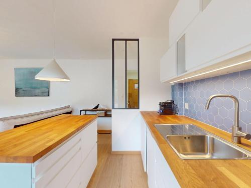 Una cocina o kitchenette en Bright flat in Sion