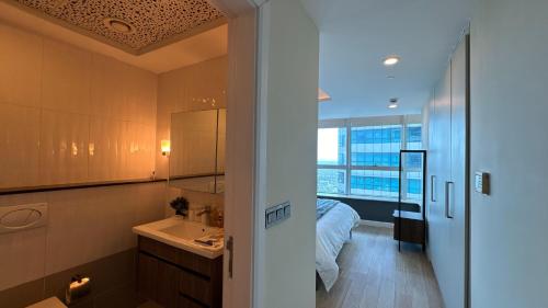 een keuken met een wastafel en een bed in een kamer bij Luxury 3-Bedroom Apartment at Centaurus City View in Islamabad