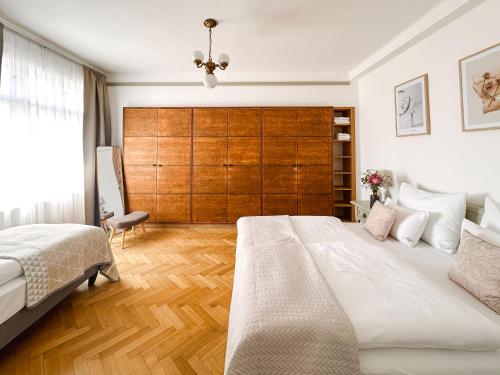 Una cama o camas en una habitación de Na Kmíně