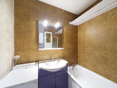 a bathroom with a sink and a tub and a mirror at Appartement lumineux 6 pers, vue ski, Gourette - FR-1-400-141 in Eaux-Bonnes