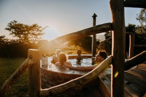 - un bain à remous pour un groupe de personnes dans l'établissement Goodluck Homestead, à Stanford