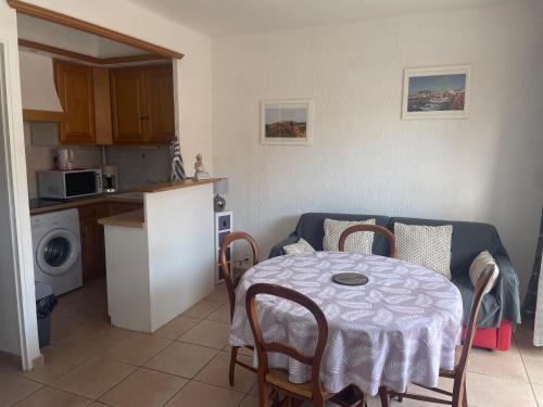un salon avec une table et une cuisine dans l'établissement Studio à Sanary-Sur-Mer avec balcon à 200m du port, à Sanary-sur-Mer