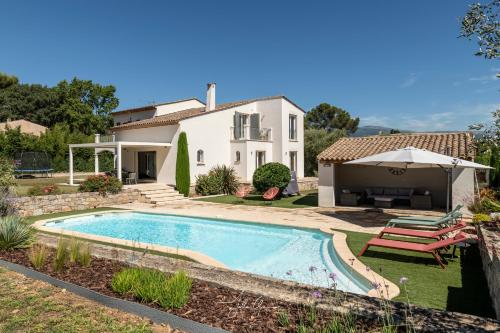 une villa avec piscine devant une maison dans l'établissement Villa des Chardonnerets, à Mougins