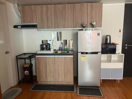 大雅台Family Haven Tagaytay - 6 Pax - Taal View - Full Kitchen - FAST Wi-Fi SERIN WEST CONDO的配有冰箱和水槽的厨房