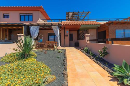 una casa con un patio di fronte di Alinico House a Majanicho