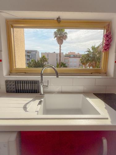 d'un évier dans une cuisine avec une fenêtre. dans l'établissement Le Santa By ApiRent #Climatisation #Plage #Vue mer, à Cannes