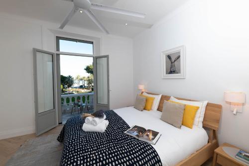 - une chambre avec un lit et un livre dans l'établissement Villa Illette Cap d Antibes, à Antibes