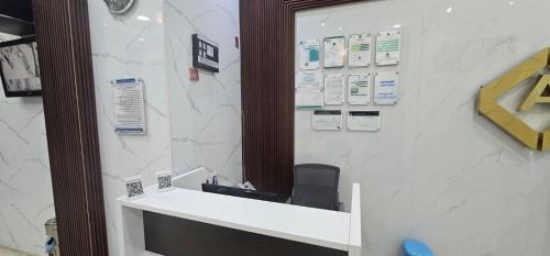a bathroom with a white counter and a sink at العييري للشقق المخدومة الباحة 4 in Al Baha