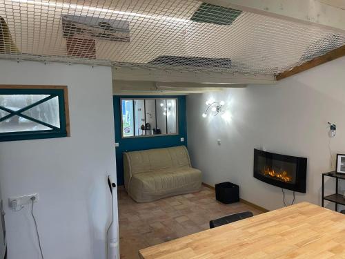 un salon avec un canapé et une cheminée dans l'établissement maison de vacances de 16 a 22 personnes, à Gémozac