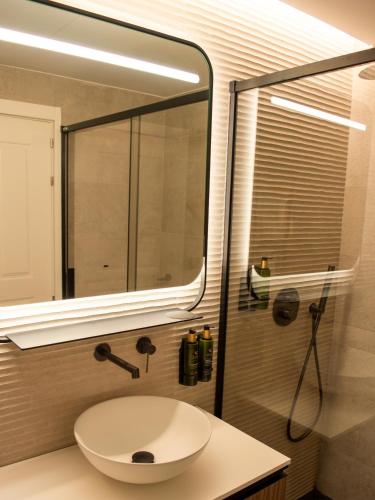 Bilik mandi di Guastavino by Alma Suites
