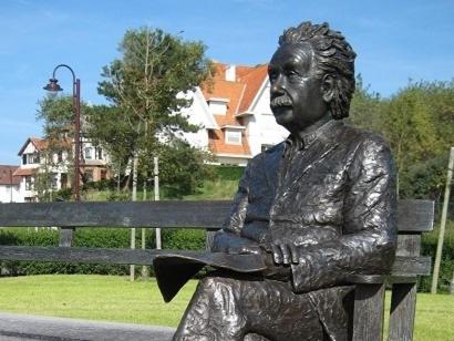 a statue of a man sitting on a bench at Grand Hotel Belle Vue in De Haan